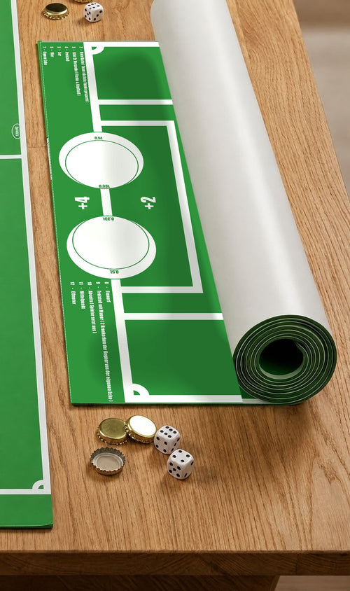 Halb aufgerollte Korkenkick-Spielmatte 120 cm, ausgerollt das Mattenende mit Regeltabelle, beiden Torkreisen und Torraum